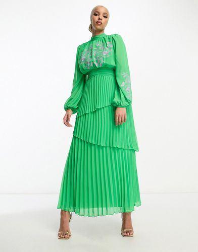 Robe plissée longue à col montant et volants étagés avec broderies contrastantes - Asos Design - Modalova