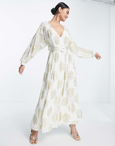 Robe rétro longue avec manches chauve-souris et ceinture - Blanc et jacquard doré métallisé - Asos Design - Modalova