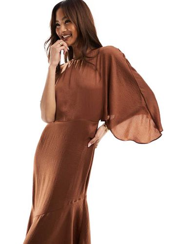 Robe satinée mi-longue à ourlet asymétrique et manches évasées - Chocolat - Asos Design - Modalova