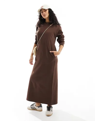 Robe sweat mi-longue à poches - Marron chocolat - Asos Design - Modalova