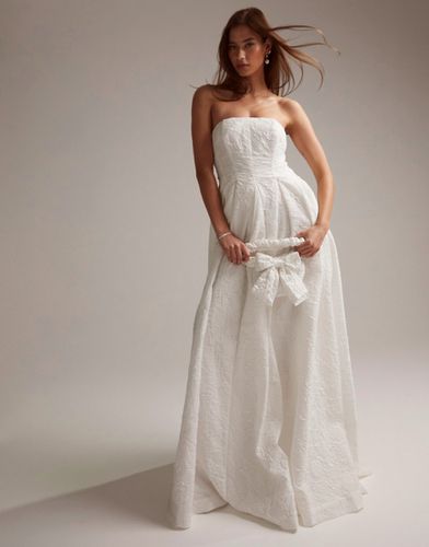 Winnona - Robe de mariée longue à encolure bandeau avec fleurs texturées - Asos Design - Modalova