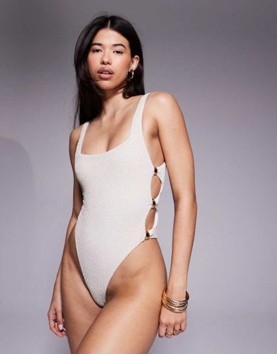 Winter - Maillot 1 pice effet froiss  dcoupe et dtail en mtal - Crme - Asos Design - Modalova
