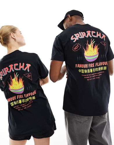 T-shirt unisexe avec grand imprimé Sriracha sous licence au dos - Asos Design - Modalova