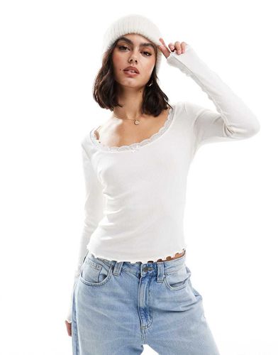 T-shirt à manches longues et encolure dégagée avec dentelle - Crème - Asos Design - Modalova