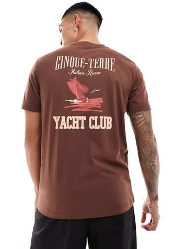 T-shirt avec imprimé Yacht Club au dos - Marron - Asos Design - Modalova
