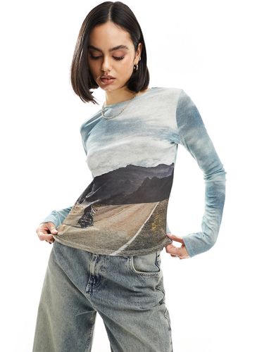 T-shirt court en tulle à manches longues et imprimé photo paysage avec moto - Asos Design - Modalova
