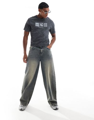 T-shirt crop top avec imprimé grunge devant et manches raglan - Noir délavé - Asos Design - Modalova