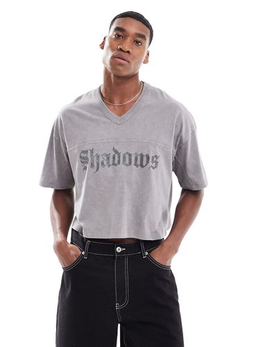 T-shirt crop top oversize épais à col V et imprimé devant - Marron délavé - Asos Design - Modalova