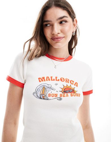 T-shirt effet rétréci à bordures contrastantes et imprimé Mallorca en maille gaufrée - Crème - Asos Design - Modalova