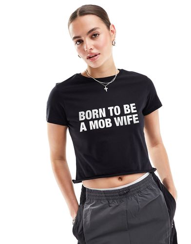 T-shirt effet rétréci à imprimé graphique Mob Wife - Asos Design - Modalova