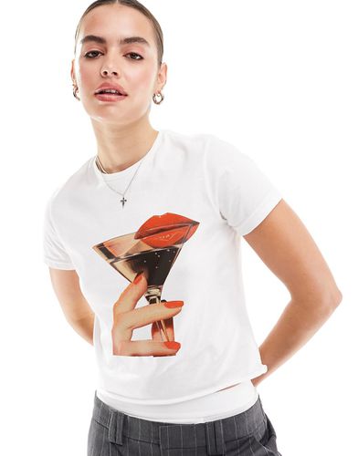 T-shirt effet rétréci à imprimé lèvres et boisson - Asos Design - Modalova