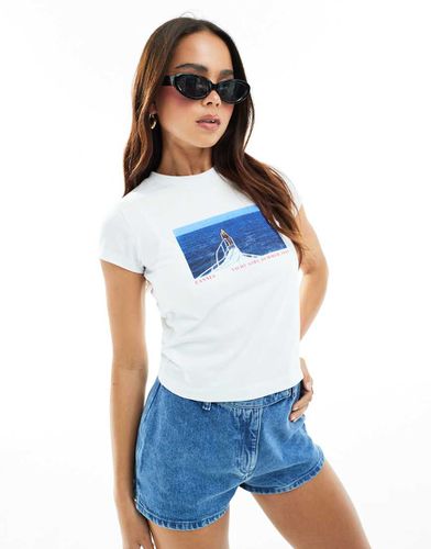 T-shirt effet rétréci à motif yacht et fille - Asos Design - Modalova