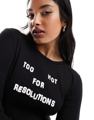 T-shirt effet rétréci à manches longues avec inscription Too hot for resolutions » - Asos Design - Modalova