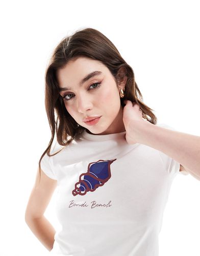 T-shirt effet rétréci avec imprimé coquillage de plage - Crème - Asos Design - Modalova