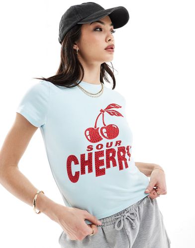 T-shirt effet rétréci avec inscription Sour Cherry » ornée de strass - Asos Design - Modalova