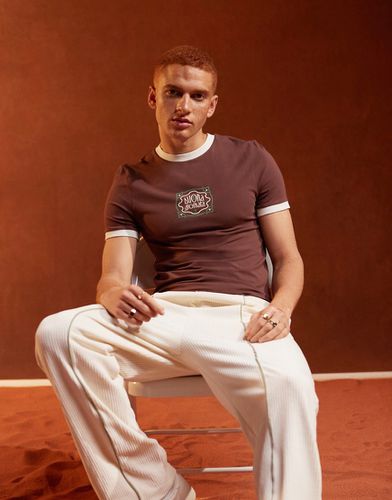T-shirt moulant à bordures contrastantes avec inscription sur la poitrine - Marron - Asos Design - Modalova