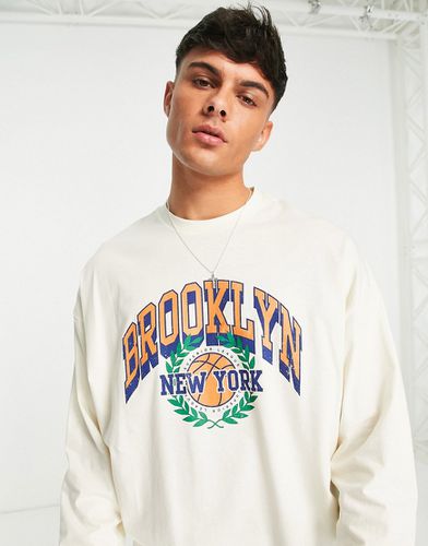 T-shirt oversize à manches longues avec imprimé Brooklyn sur le devant - Beige - Asos Design - Modalova