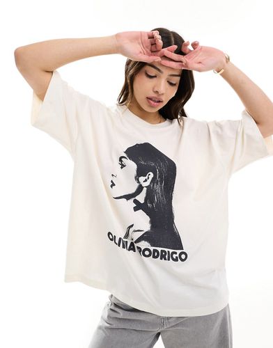 T-shirt oversize à imprimé Olivia Rodrigo sous licence - Crème - Asos Design - Modalova