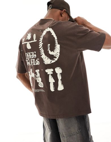 T-shirt oversize avec multiples imprimés placés - Marron foncé - Asos Design - Modalova