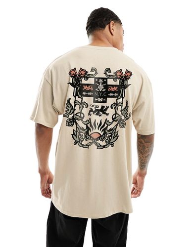 T-shirt oversize avec imprimé écusson au dos - Crème - Asos Design - Modalova