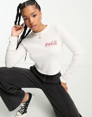 T-shirt rétréci gaufré à manches longues avec motif Coca-Cola sous licence - Crème - Asos Design - Modalova