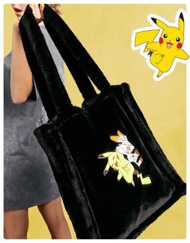 Tote bag unisexe Pokemon en fausse fourrure à broderies Pikachu et Flambino - Asos Design - Modalova
