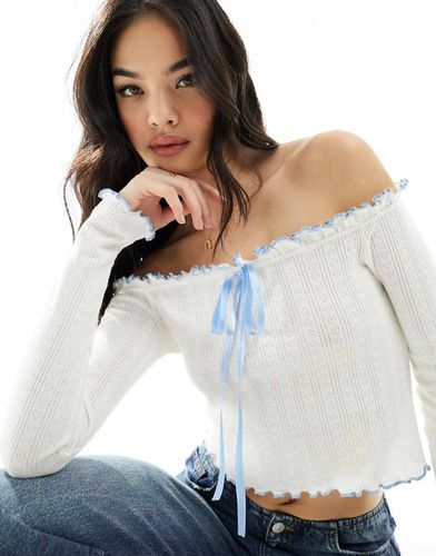 Top à encolure Bardot en maille pointelle avec mini volants et naud devant - Ivoire - Asos Design - Modalova