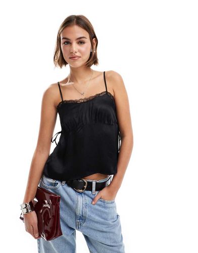 Top d'ensemble en satin avec liens noués sur le côté et bordures en dentelle - Asos Design - Modalova