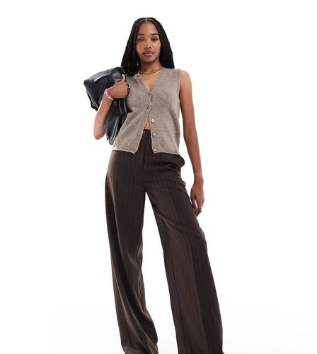 ASOS DESIGN Tall - Pantalon de tailleur coupe dad ample à rayures - Marron - Asos Tall - Modalova