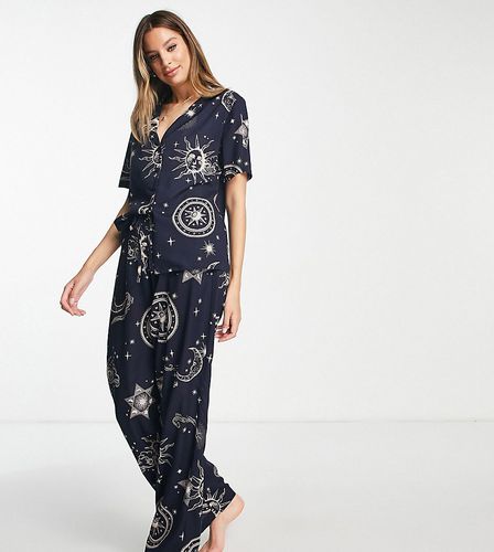 ASOS DESIGN Tall - Pyjama avec chemise et pantalon en modal à motif horoscope - Asos Tall - Modalova