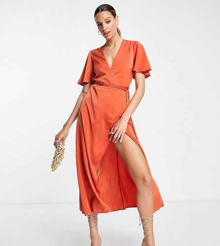 ASOS DESIGN Tall - Robe portefeuille mi-longue en satin avec manches évasées et liens noués - Rouille - Asos Tall - Modalova