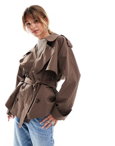 Trench-coat court et oversize avec ceinture - Marron - Asos Design - Modalova