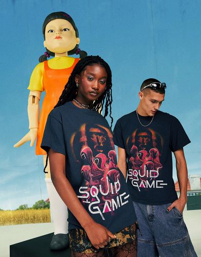ASOS DESIGN x Squid Game: le défi - T-shirt unisexe à imprimé gardes - délavé - Reclaimed - Modalova