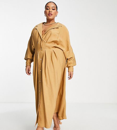 Curve - Robe chemise mi-longue effet drapé à taille plissée - Camel - Asos Edition - Modalova