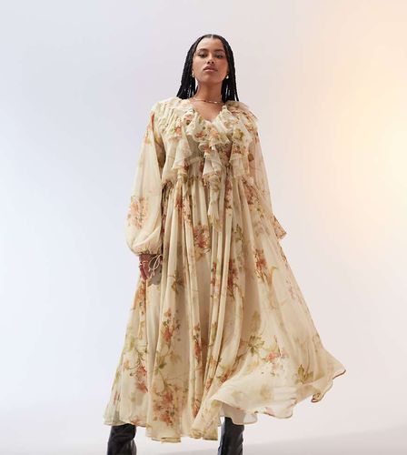 Curve - Robe longue en mousseline à fleurs et volants avec bords effilochés et cordon de serrage à la taille - Crème - Asos Edition - Modalova