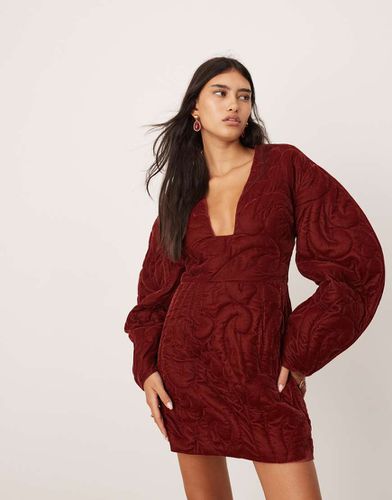 Robe courte matelassée en velours avec décolleté plongeant à broderies et manches bouffantes - Bordeaux - Asos Edition - Modalova