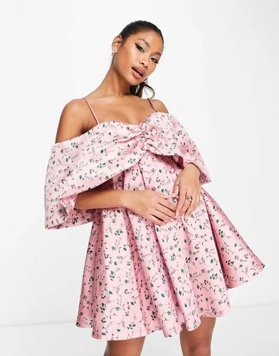 Robe courte à épaules dénudées et manches drapées - jacquard fleuri - Asos Edition - Modalova