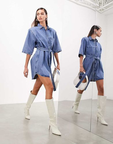 Robe courte à épaulettes en jean avec ceinture - moyen - Asos Edition - Modalova