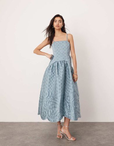 Robe caraco mi-longue matelassée et brodée à taille basse - ardoise - Asos Edition - Modalova