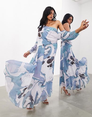 Robe longue drapée en tissu doux et transparent à épaules dénudées avec imprimé tourbillon - Bleu - Asos Edition - Modalova