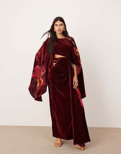 Robe longue style grec effet velours avec manches évasées oversize, broderies et découpe - Bordeaux - Asos Edition - Modalova