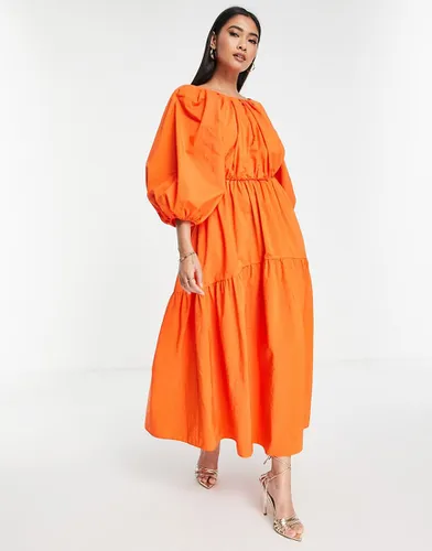 Robe mi-longue nouée dans le dos à volants étagés et manches bouffantes - vif - Asos Edition - Modalova