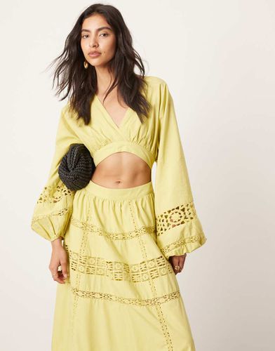 Robe mi-longue à manches ballon avec bordures au crochet et découpe à la taille - Asos Edition - Modalova