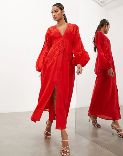 Robe mi-longue cintrée à la taille avec décolleté plongeant et détails ajourés - tomate - Asos Edition - Modalova