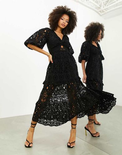 Robe mi-longue torsadée sur le devant en broderie anglaise à manches bouffantes - Asos Edition - Modalova