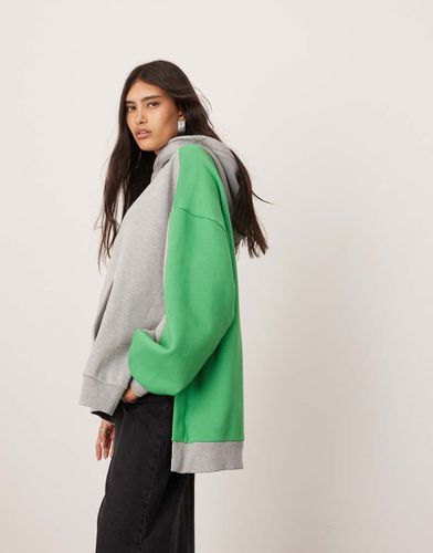 Sweat à capuche oversize effet color block avec ourlet fendu - Gris/vert - Asos Edition - Modalova