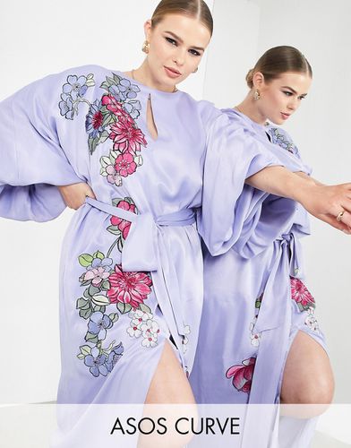 Curve - Robe mi-longue en satin à ceinture avec broderie florale - Asos Edition - Modalova