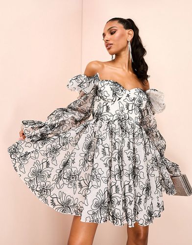 Robe patineuse courte en organza à épaules dénudées et motif brodé fleuri - et blanc - Asos Luxe - Modalova