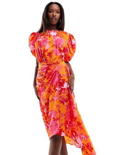 Robe mi-longue drapée satinée à manches bouffantes et imprimé floral - Orange et rose - Ax Paris - Modalova