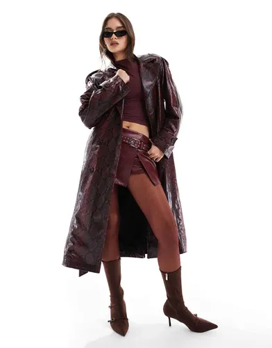 Trench en similicuir effet peau de serpent - Bordeaux - Bershka - Modalova